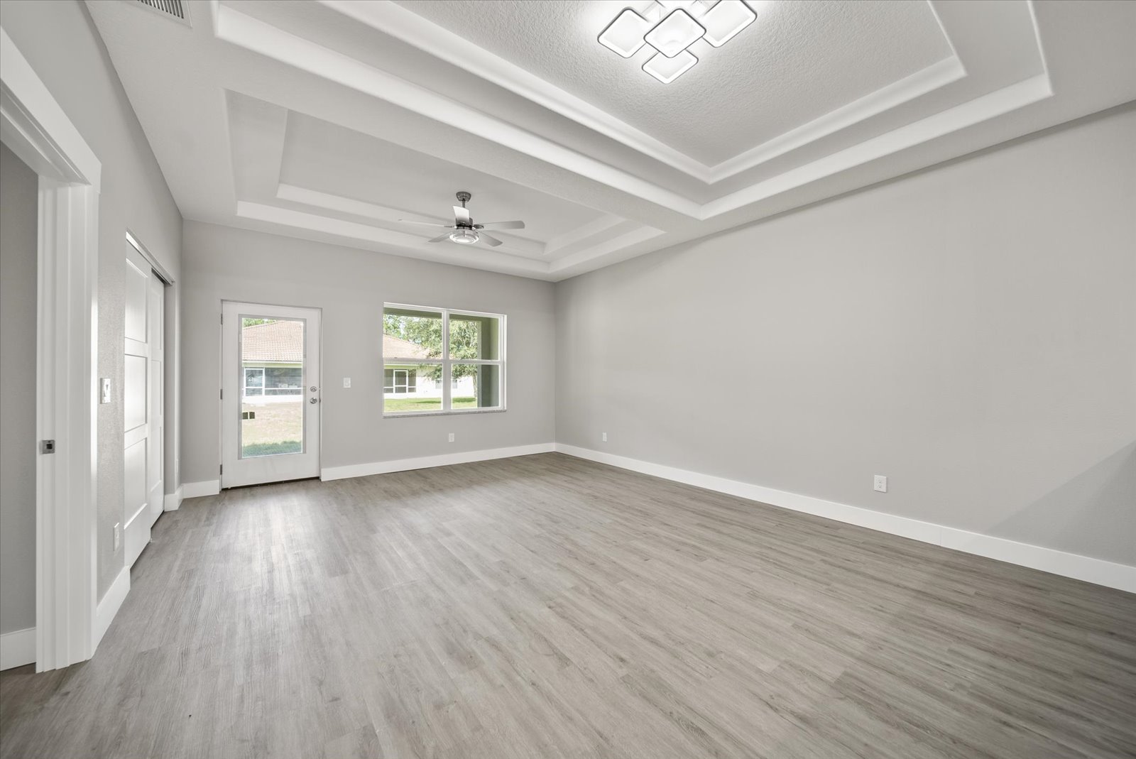 Living room with tray ceiling